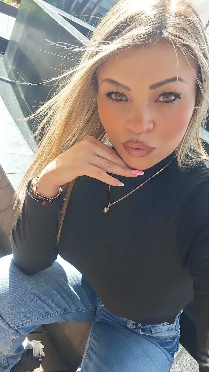 RUBIA DE OJOS CLAROS, VEN Y PRUEBAME