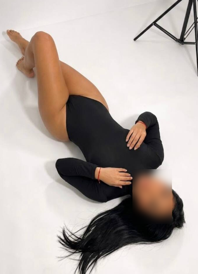 FLACA MUY GUAPA, FIESTERA Y TODA UNA PUTITA EN LA
