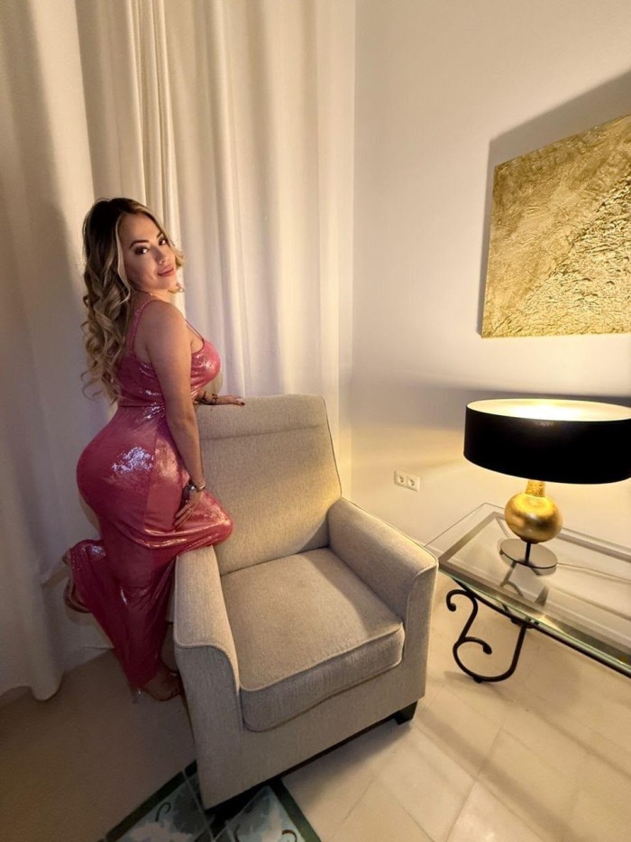 Rubia atractiva y sexy.