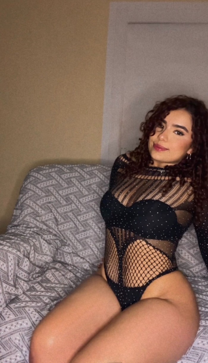 ARDIENTE LATINA EN BARCELONA SOLO DESPLAZAMIENTO