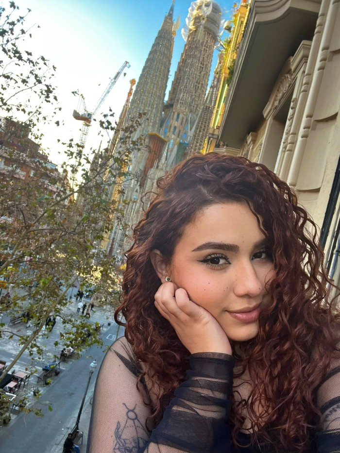 ARDIENTE LATINA EN BARCELONA SOLO DESPLAZAMIENTO