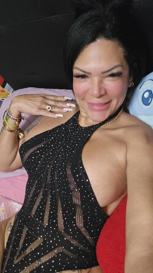 CON CURVAS DIVINAS AMOROSA FIESTERA