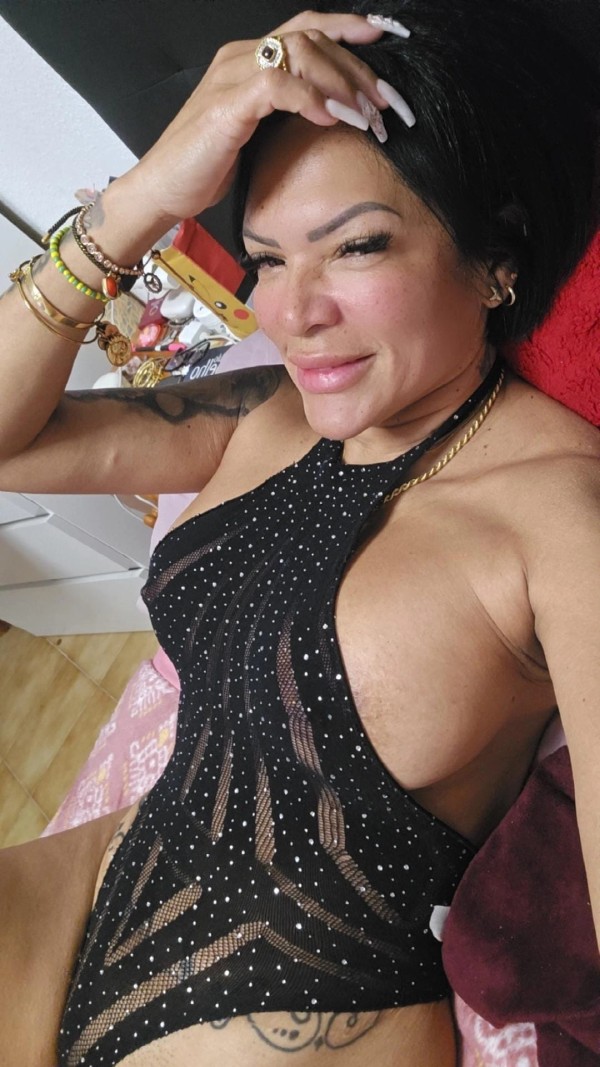 CON CURVAS DIVINAS AMOROSA FIESTERA