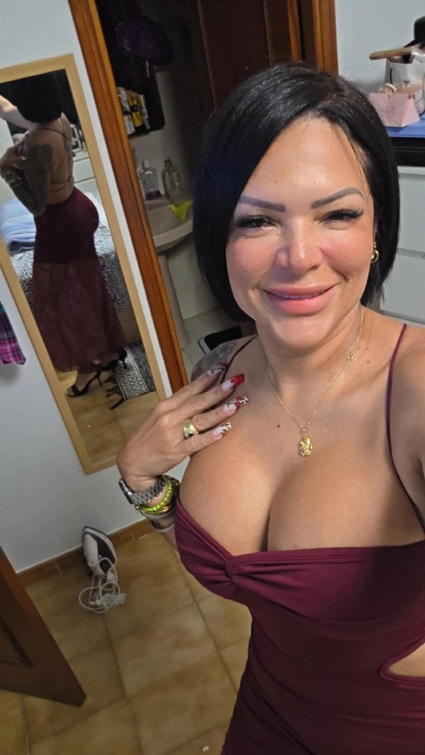 CON CURVAS DIVINAS AMOROSA FIESTERA