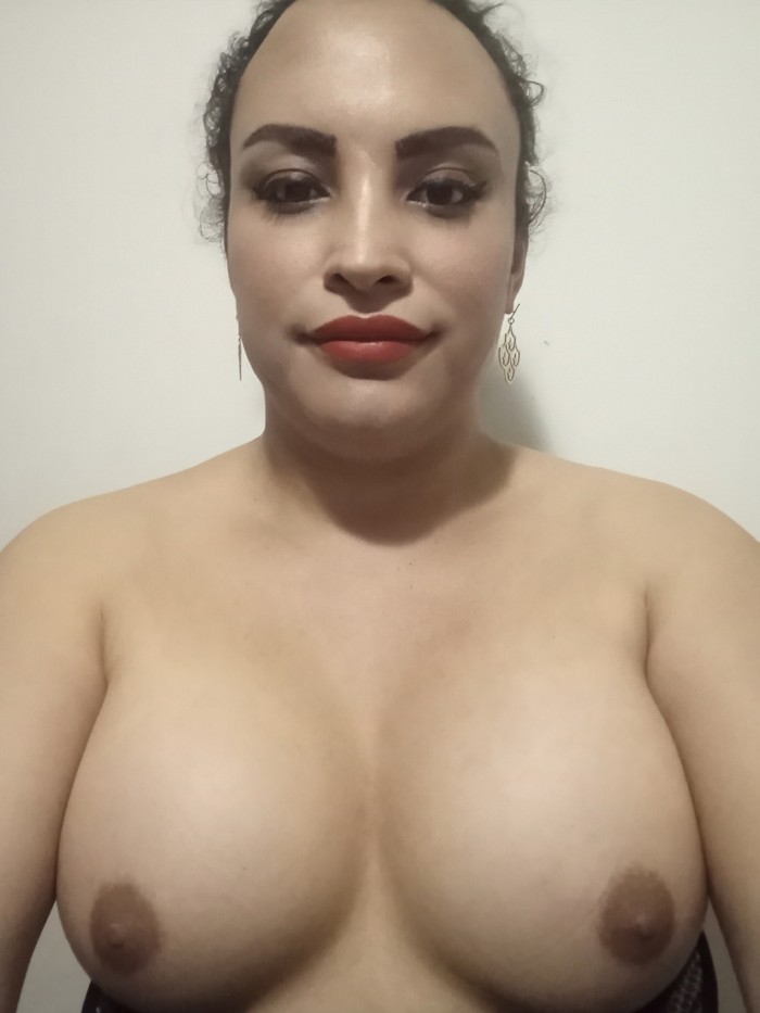 TRANS TETONA ACTIVA LECHERA IMPLICADA Y CACHONDA