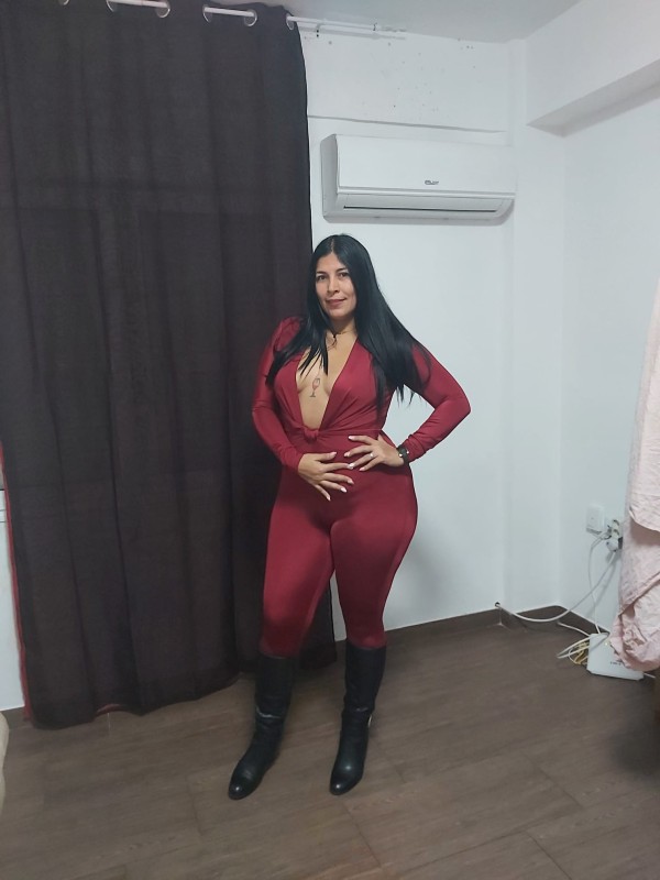 Morena guapa increíblemente completa en granada