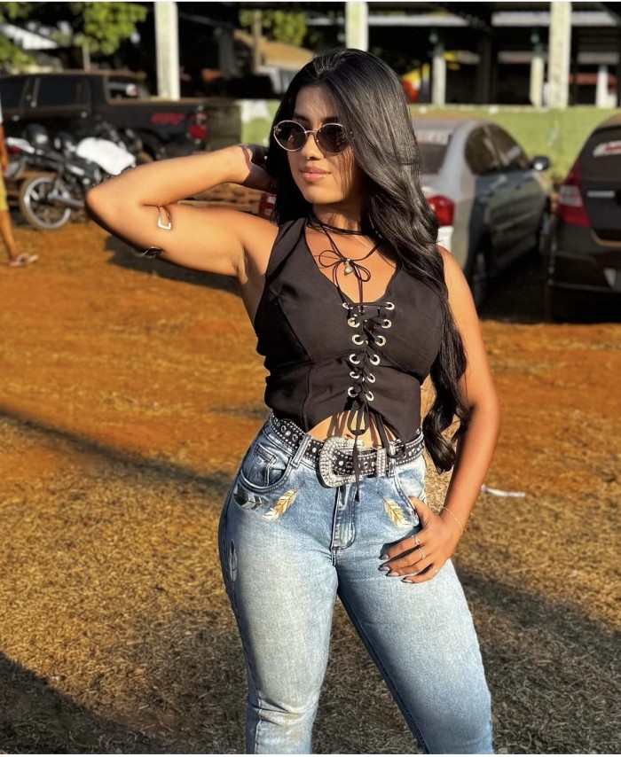 Niñata recién llegada multiorgasmica morenaza fies