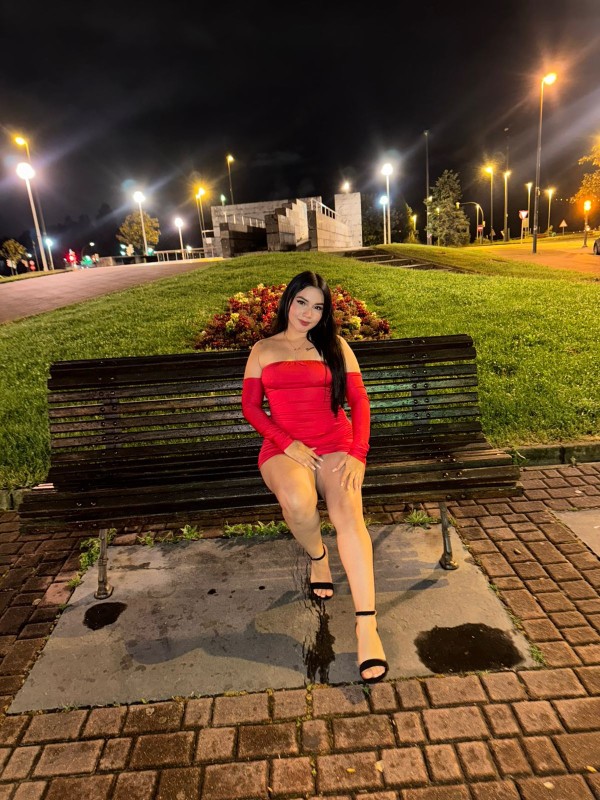Soy Reina una lujuriosa joven colombiana