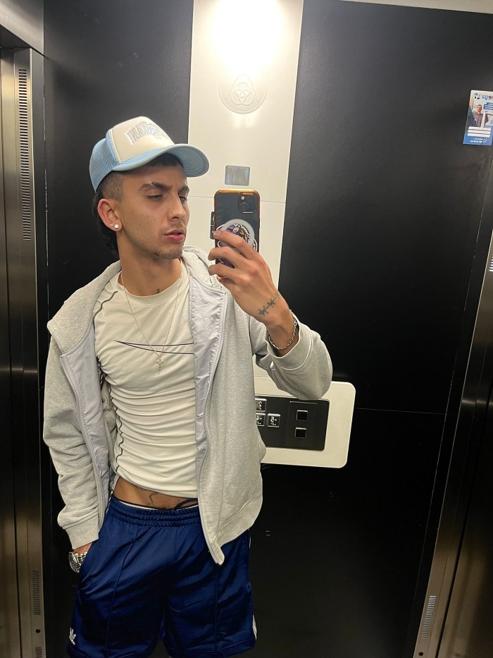 JOVENCISIMO ESPAÑOL 23 AÑITOS DE PASO POR TU CIUDA