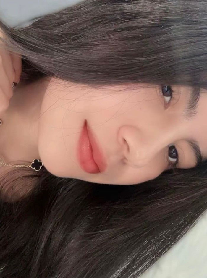 Joven atractiva, muy dulce y atenta.