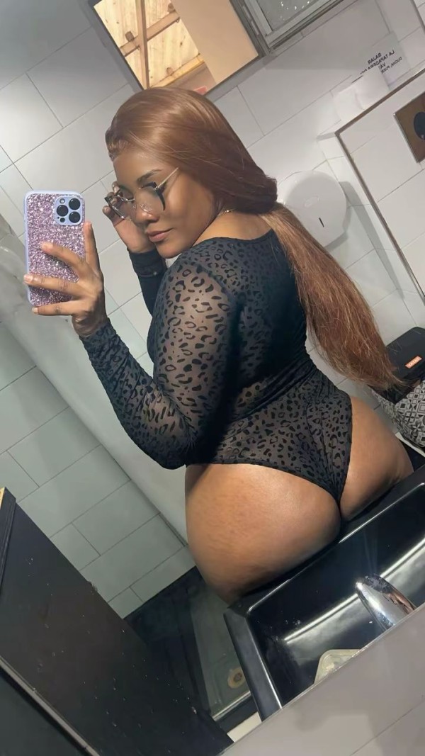 CHICA ARDIENTE DISPONIBLE SALIDAS LAS 24H