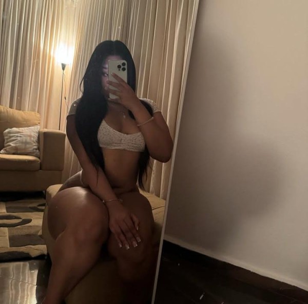Camila curvy morena fiestera