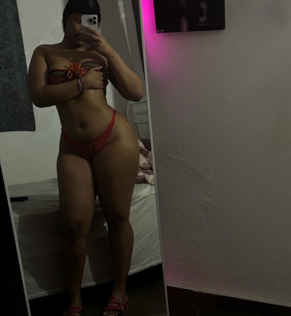 Camila curvy morena fiestera