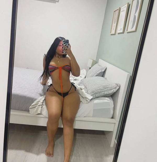 Camila curvy morena fiestera