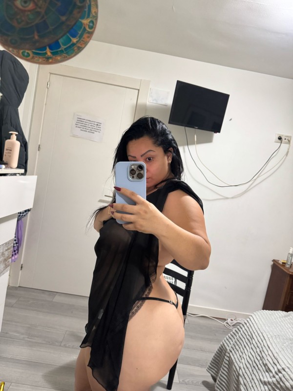 ANFITRIONA, FIESTERA Y GUARRA