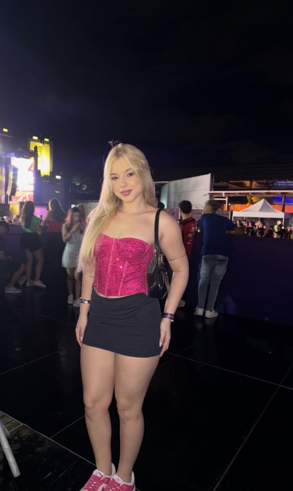 Latina sexy me encanta follar a tope, lencería o desnuda que prefieres?