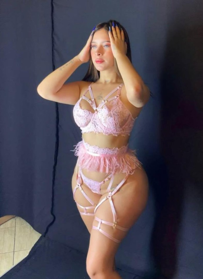 Joven venezolana elegante discreta atractiva