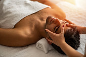 BENEFICIOS DEL MASAJE FACIAL,MUJER–HOMBRE