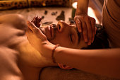 BENEFICIOS DEL MASAJE FACIAL,MUJER–HOMBRE