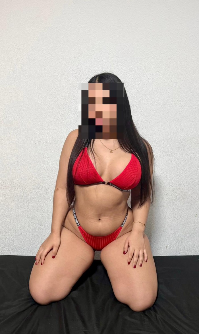 MUY FOGOSA EN LA CAMA UNA DIABLITA COMPLETA