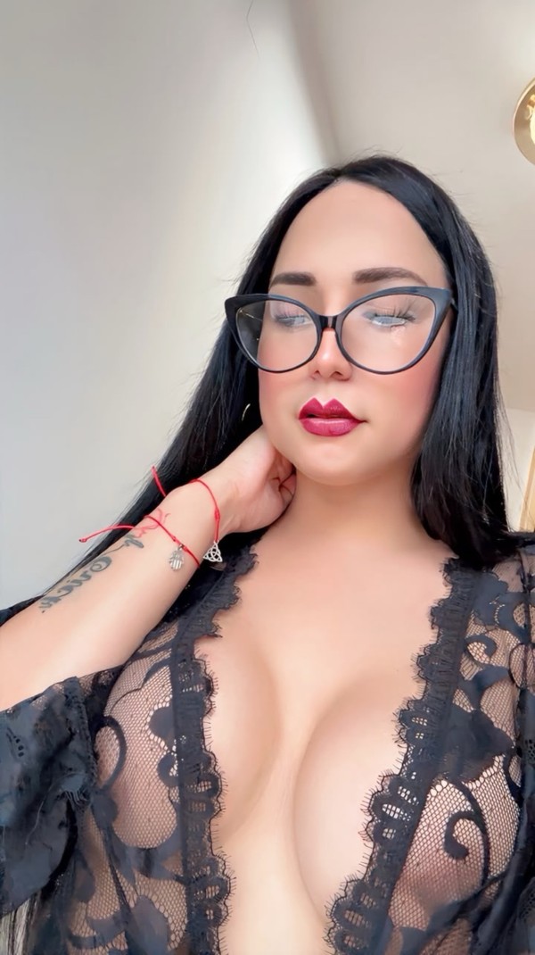Nena latina recién llegada a España COMPLACIENTE