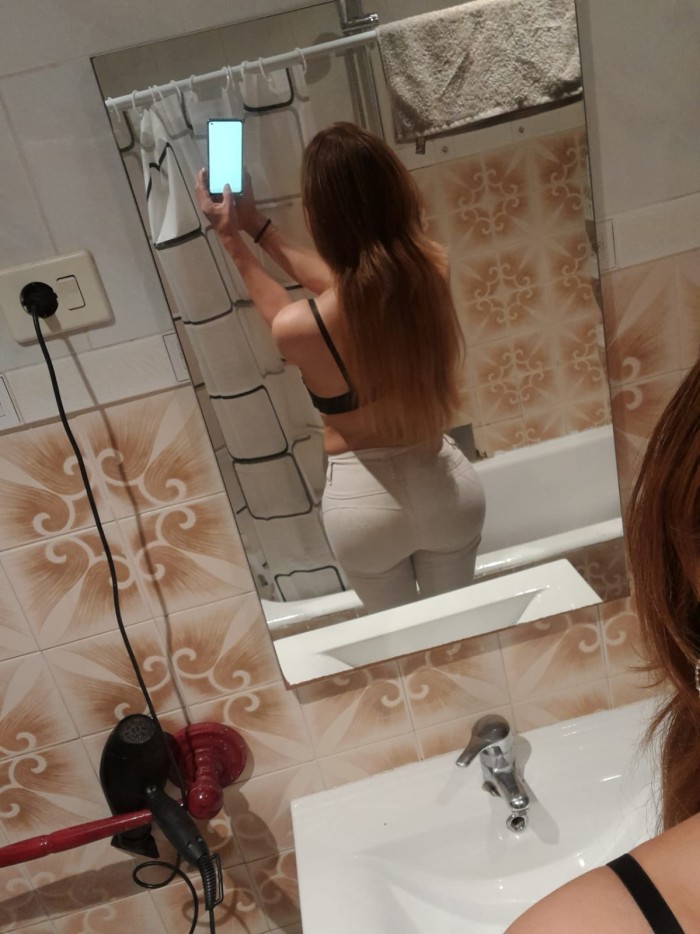 BELLA LATINA EXITOSA DISCRETA INDEPENDIENTE