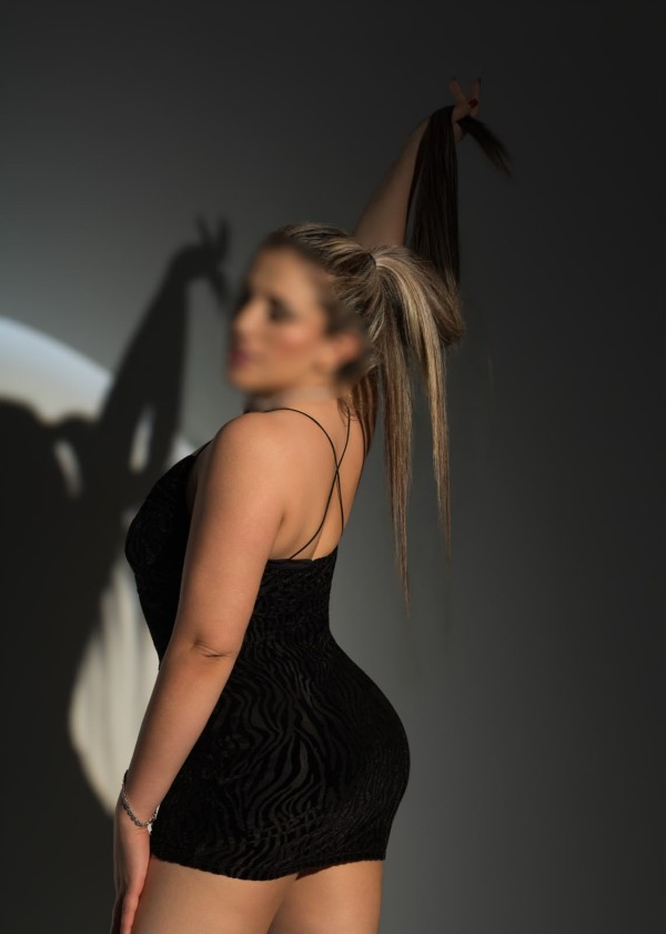 FOLLAMOS?.. ESTOY MOJADA Y CALIENTE