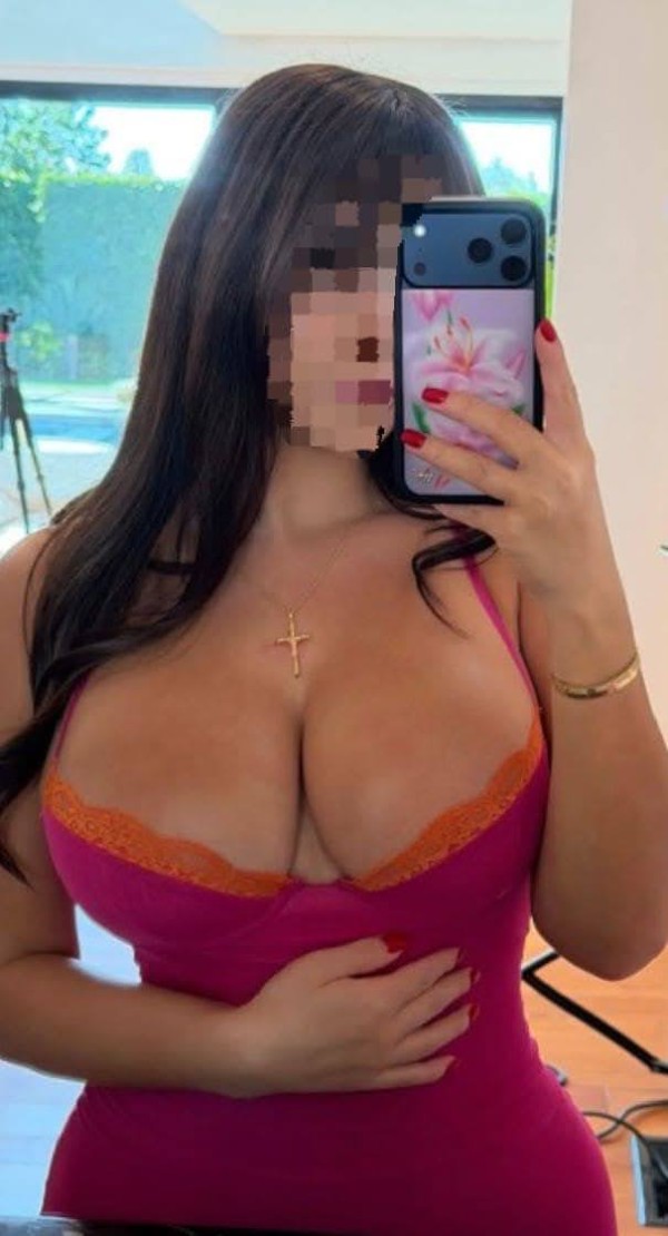 Mujer latina madura con curvas