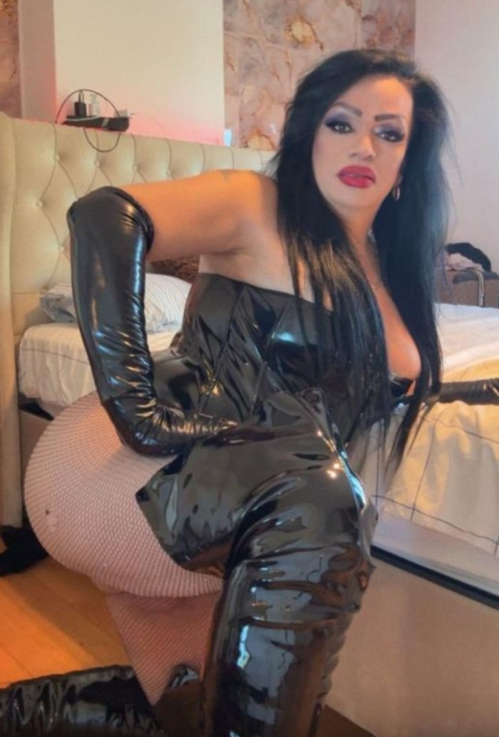 DOMINATRIX COLOMBIANA EXPLOSIVA Y CAÑERA, TENGO JUGUETES