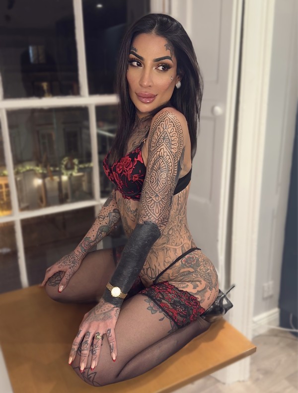 ALEXIA LAMBORDI TRANS ESPAÑOLA TODA TATUADA