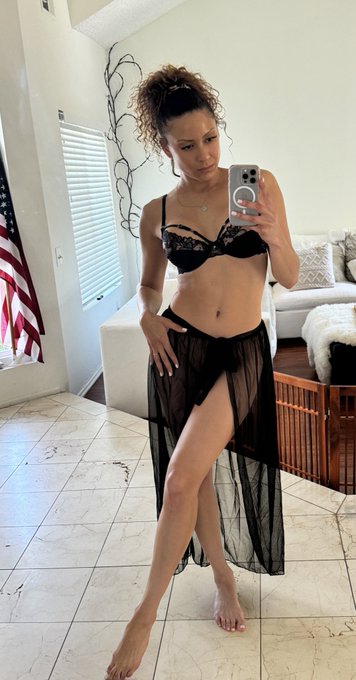 ANA  Mujer elegante y madura