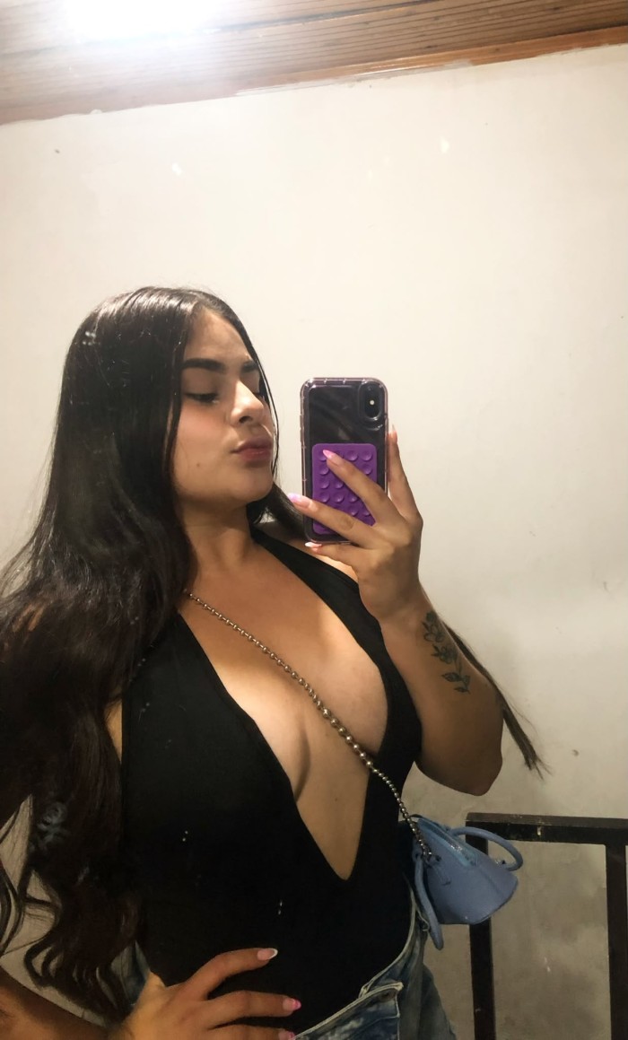 MIA UNA CHICA MUY PUTITA