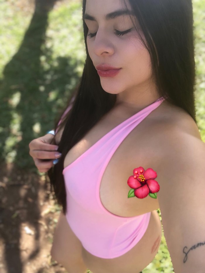 MIA UNA CHICA MUY PUTITA