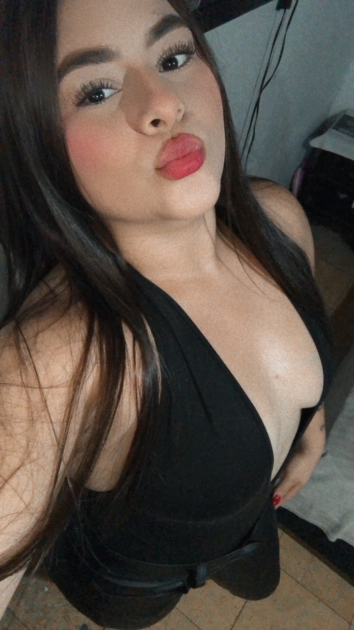 MIA UNA CHICA MUY PUTITA