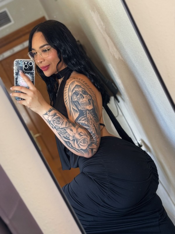 Sofi voluptuosa de cuerpo natural