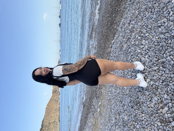 Sofi voluptuosa de cuerpo natural