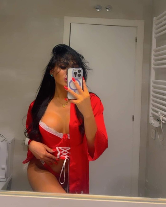 UNA TRANS FEMENINA QUE DESPIERTA CURIOSIDAD 617174752