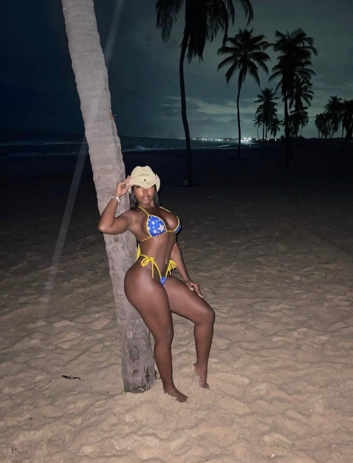 Negrita muy caliente jovencita preciosa