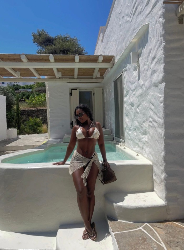 Negrita muy caliente jovencita preciosa
