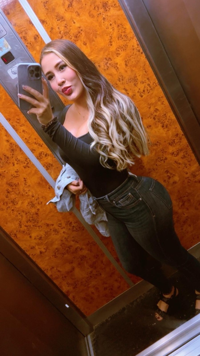 Jovencita preciosa muy implicada en la intimidad