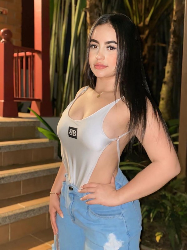 Jovencita fiestera y muy extrovertida