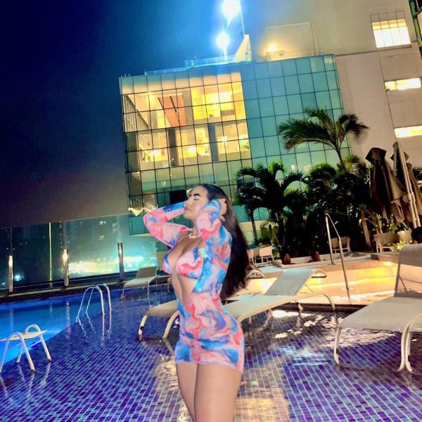Jovencita fiestera y muy extrovertida