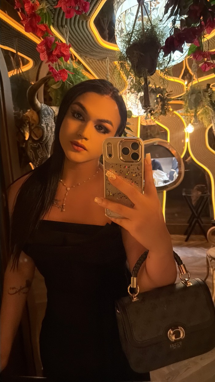 Chica trans real 25 años de paso por unos días