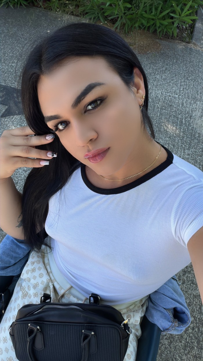 Chica trans real 25 años de paso por unos días