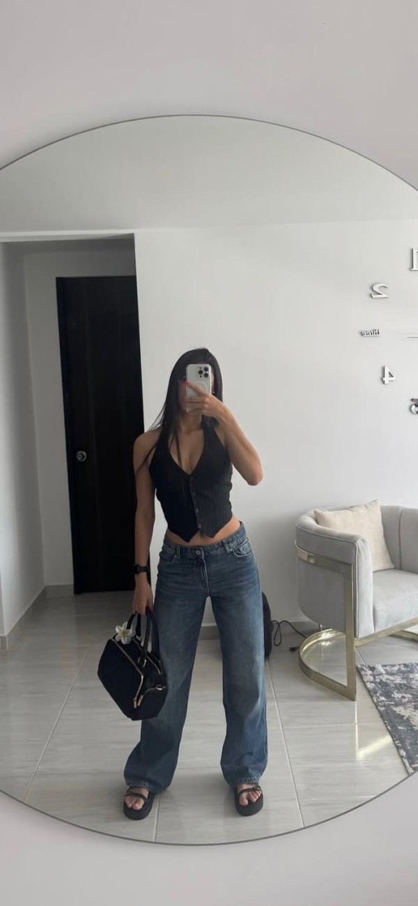 Morenita jovencita juguetona Catalina