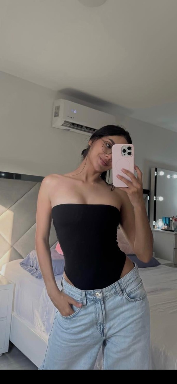 Morenita jovencita juguetona Catalina