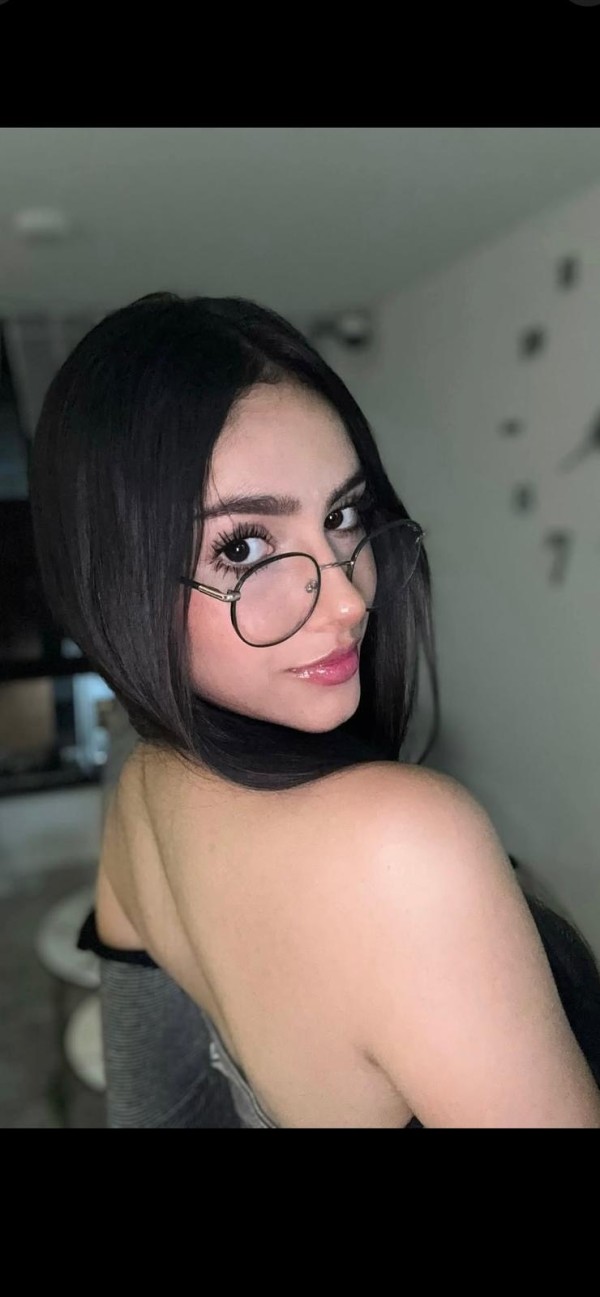 Morenita jovencita juguetona Catalina
