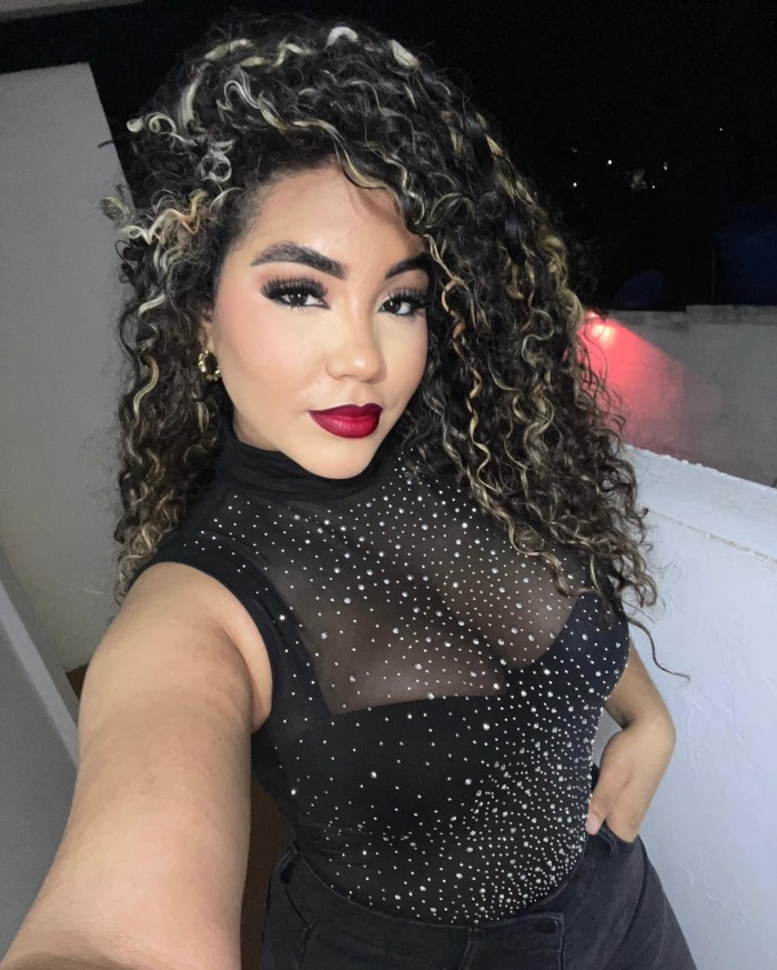 MORENA MORBOSA, FIESTERA Y COMPLACIENTE
