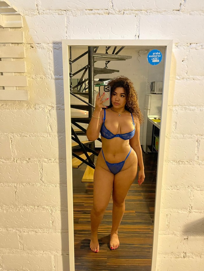 MORENA MORBOSA, FIESTERA Y COMPLACIENTE
