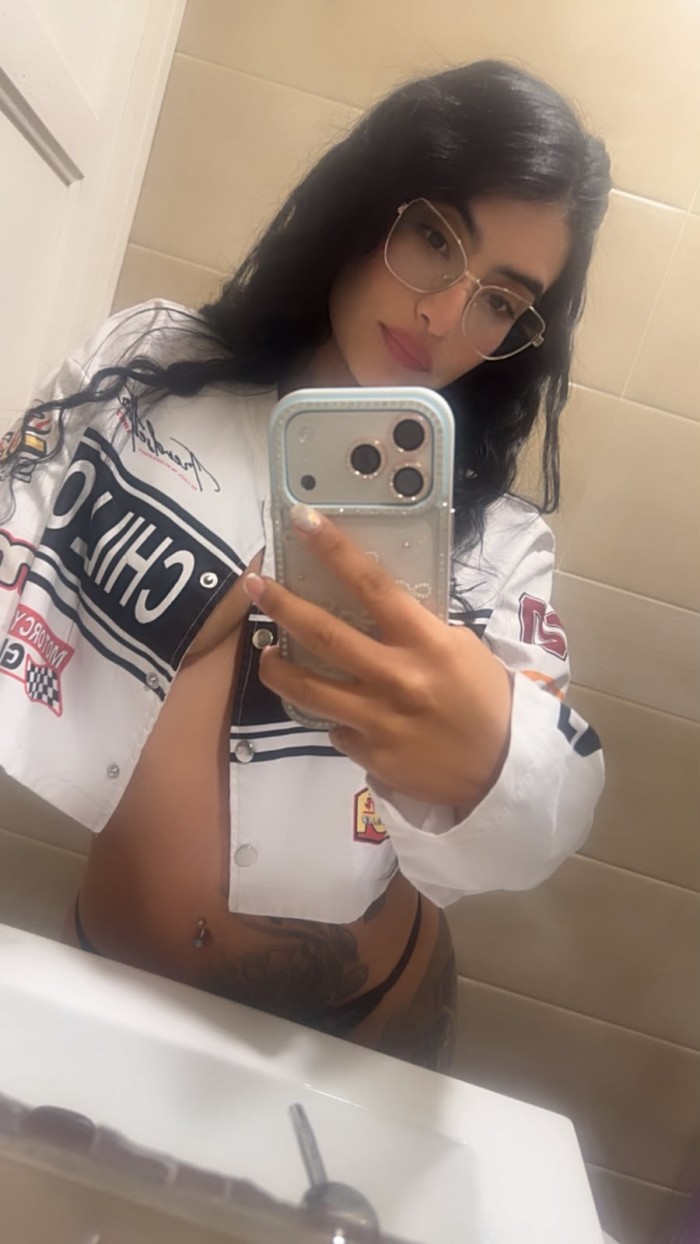 Latina traviesa y de cuerpo esbelto